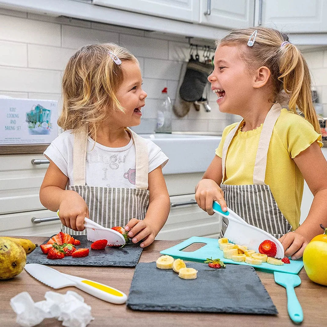 Enfant fier de cuisiner avec le kit MonPetitChef