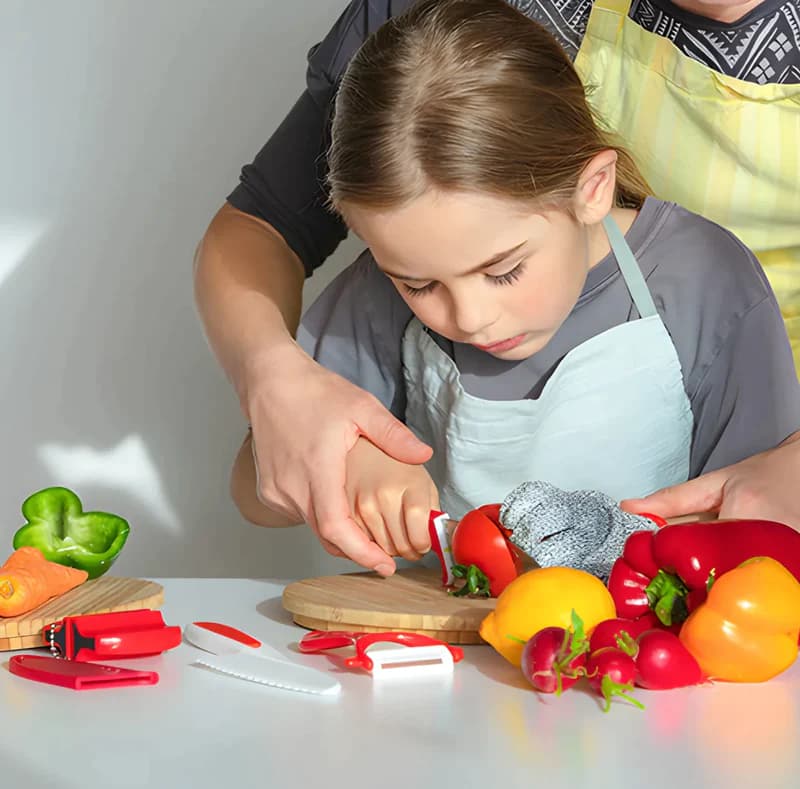 Enfant utilisant le couteau MonPetitChef en toute sécurité